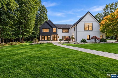 Photo of 8 Airmont Avenue, Mahwah, NJ 07430 (MLS # 26035774)