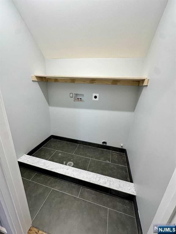 Hawthorne, New Jersey 07506, United States, 4 Bedrooms Bedrooms, ,2 BathroomsBathrooms,Residential,Pending,77251