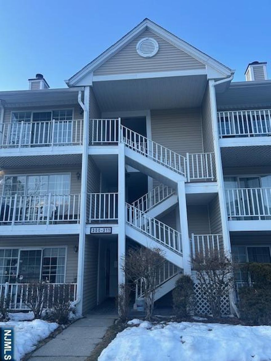 Stunning, fully renovated 2nd Floor rear unit facing woods. Subject to satis. Credit check. Tenant pays for NTN Credit check. LA will draw up lease. Tenant insurance required before occupancy.