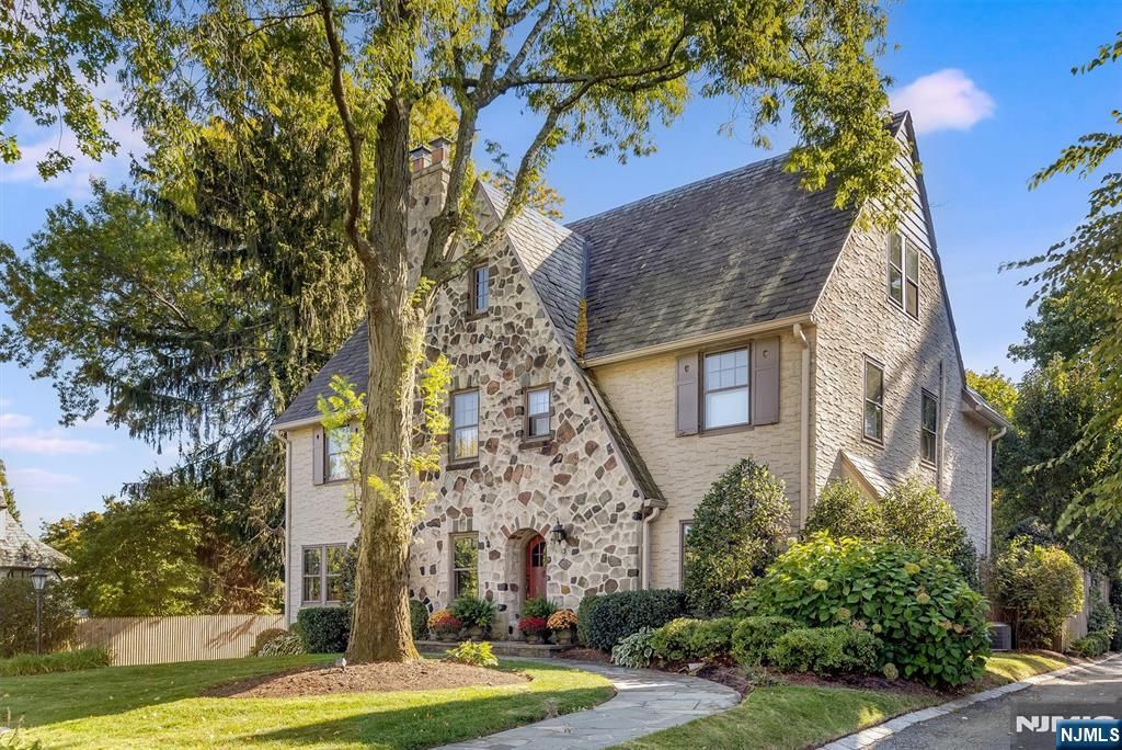 Photo of 13 Ferncliff Terrace, Glen Ridge, NJ 07028 (MLS # 26014646)