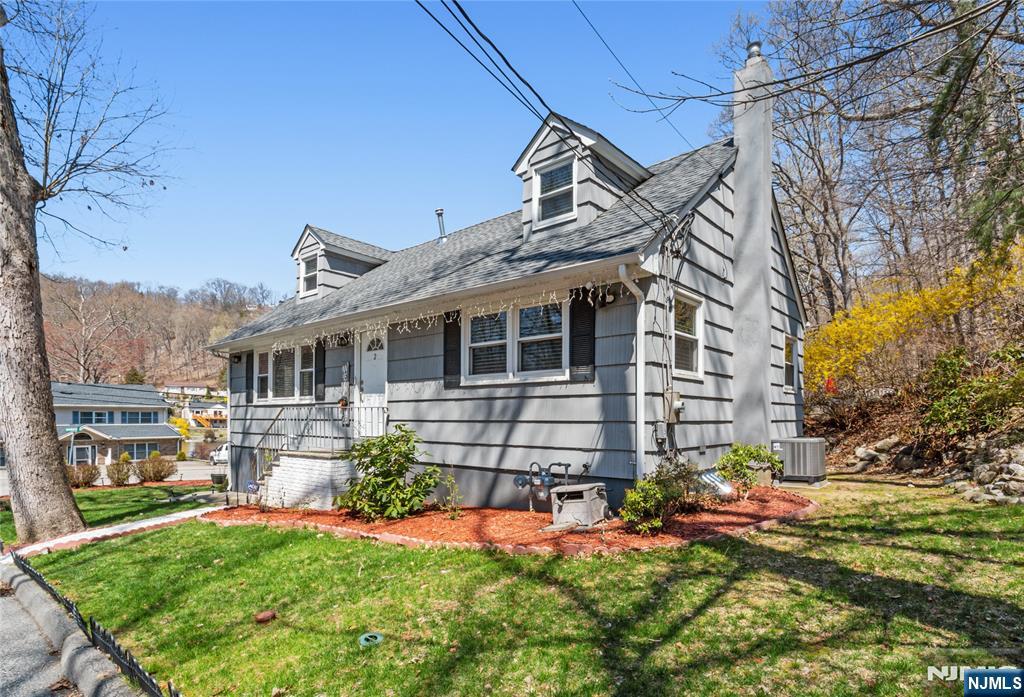 Property for Sale at 2 Oakwood Drive, Ringwood, New Jersey - Bedrooms: 3 
Bathrooms: 2 
Rooms: 9  - $499,000