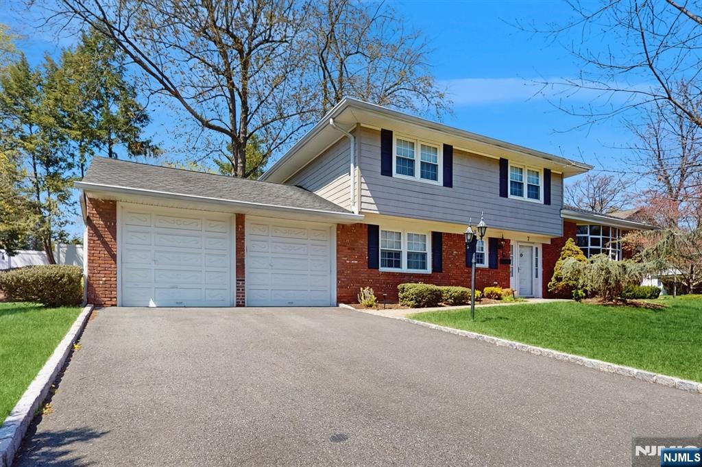Property for Sale at 7 Park St, Demarest, New Jersey - Bedrooms: 4 
Bathrooms: 3 
Rooms: 8  - $1,100,000