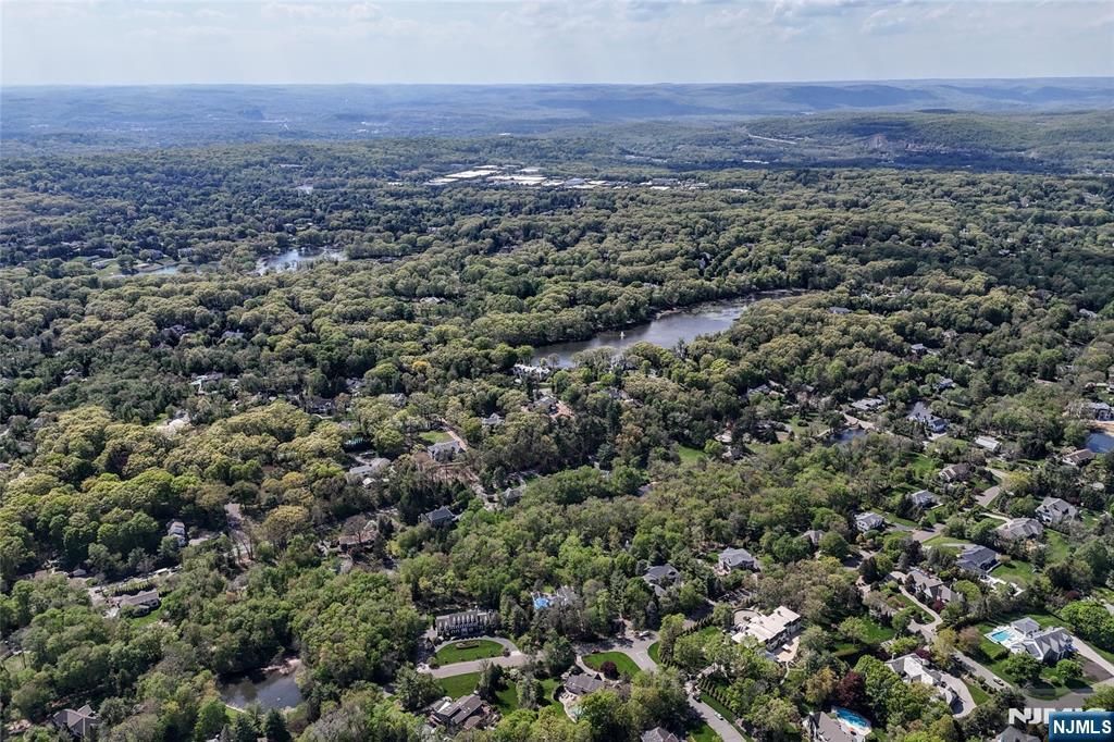 Photo of 962 Arapaho Trail, Franklin Lakes, NJ 07417 (MLS # 26016741)