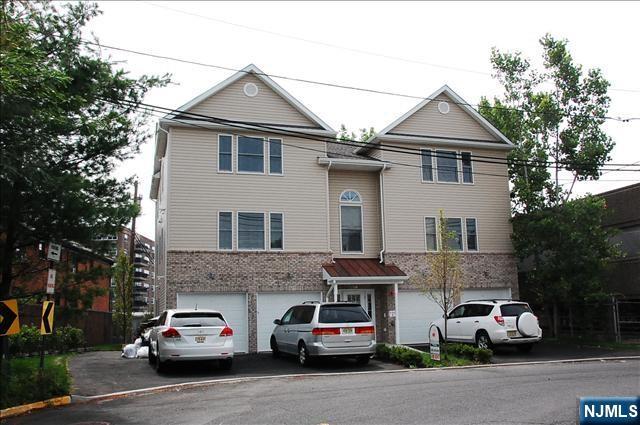 2160 Hoyt Ave 3A, Fort Lee, New Jersey - 2 Bedrooms  
2 Bathrooms  
5 Rooms - 