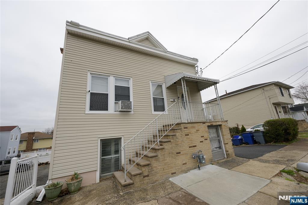 215 Malcolm Ave 1, Garfield, New Jersey - 2 Bedrooms  
1 Bathrooms  
4 Rooms - 