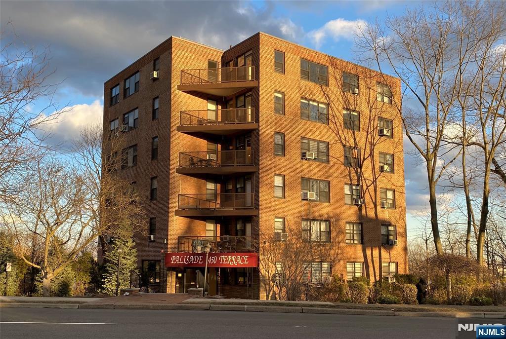 1450 Palisade Ave 5J, Fort Lee, New Jersey - 1 Bedrooms  
1 Bathrooms  
2 Rooms - 