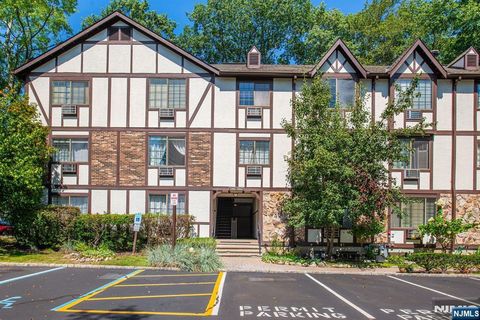 Photo of 1512 Faulkner Ct, Mahwah, NJ 07430 (MLS # 25032003)