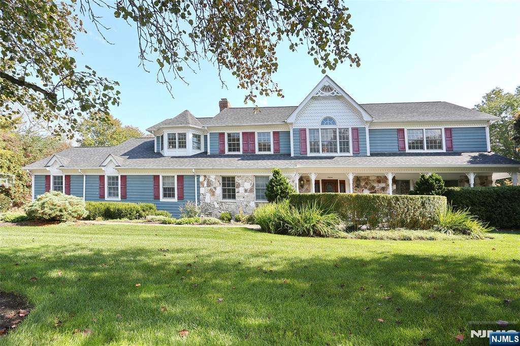 11 Garden Court, Mahwah, New Jersey - 4 Bedrooms  
4 Bathrooms  
10 Rooms - 