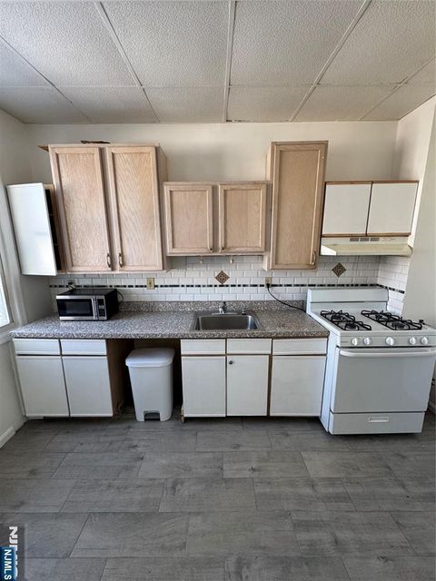 Photo of 405 Fairview Ave, Fairview, NJ 07022 (MLS # 26005922)