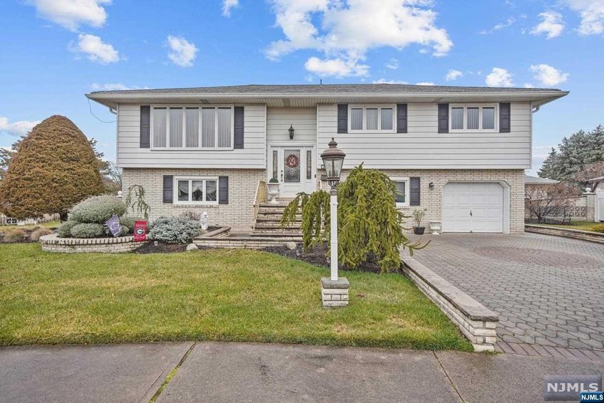 LOOK NO MORE, IN IMPECCABLE CONDITION, THIS HOME HAS IT ALL, JUST PACK YOUR BAGS AND MOVE IN. MARBLE STEP ENTRY AND HALLWAY, BEAUTIFUL WOOD FLOORS, CERAMIC TILE, UPDATED KITCHEN AND BATHS, DEN CAN BE A 5TH BEDROOM. LARGE DECK OFF THE KITCHEN AND MUCH MORE!