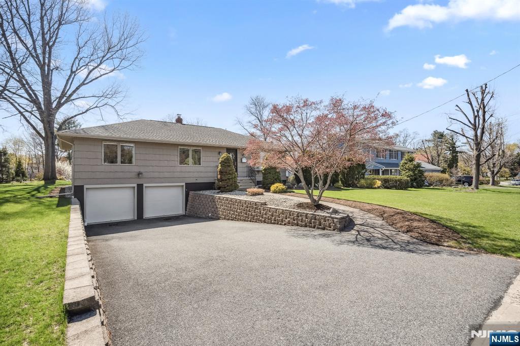 Rental Property at 722 Prospect St, Glen Rock, New Jersey - Bedrooms: 3 
Bathrooms: 3 
Rooms: 7  - $4,500 MO.