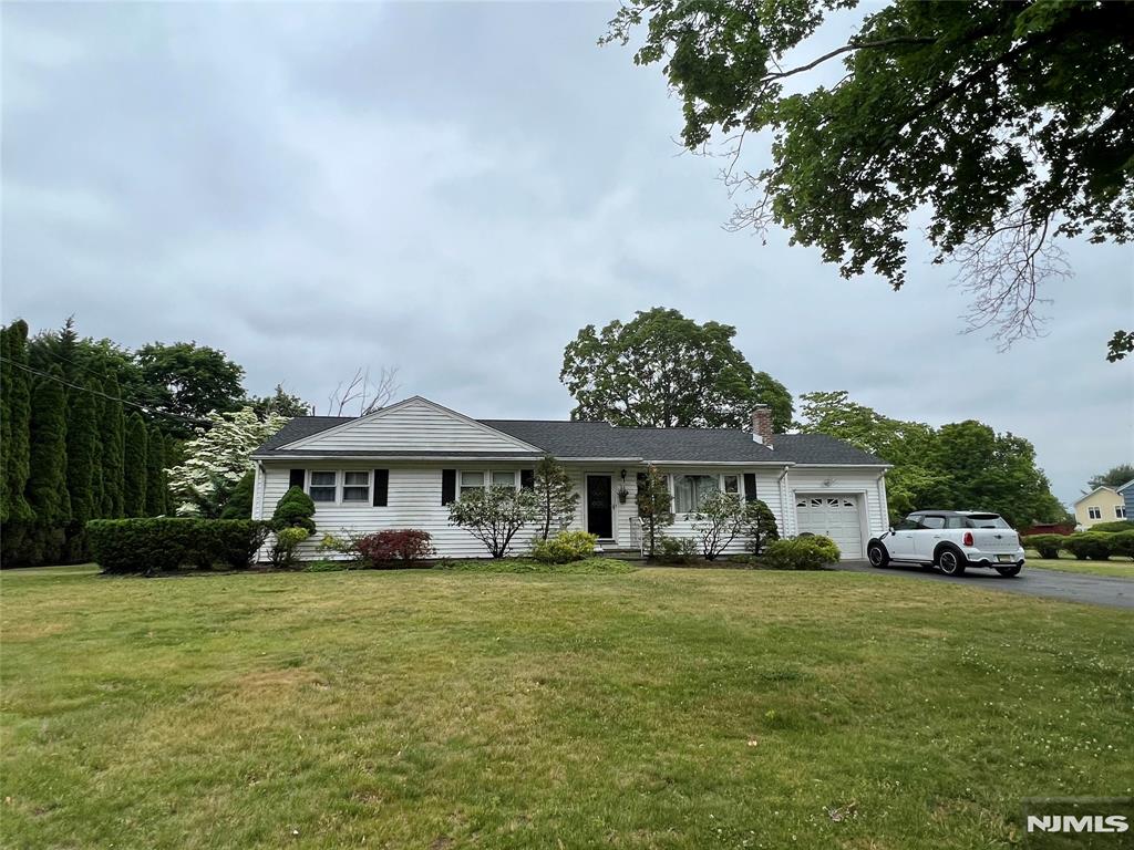 30 Brandywine Rd, Wayne, New Jersey - 3 Bedrooms  
2 Bathrooms  
6 Rooms - 