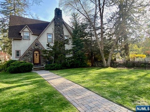 Photo of 59 Oxford Pl, Glen Rock, NJ 07452 (MLS # 26035469)