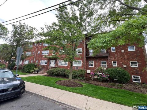 Photo of 2430 8th Street #5B, Fort Lee, NJ 07024 (MLS # 25016369)
