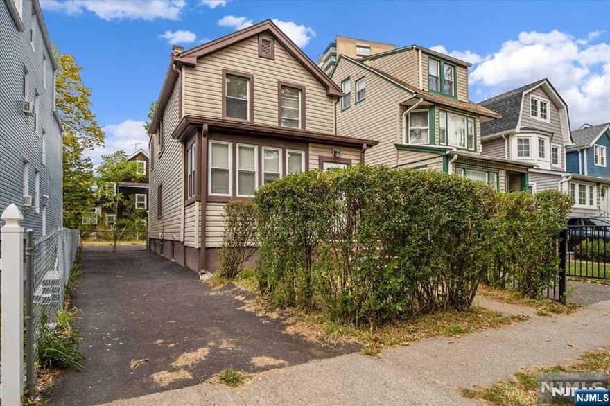 Welcome to this inviting 3-bedroom, 1.5-bath residence ideally situated near major transportation, shopping, dining, and parks. This property is perfect for first-time homebuyers looking to customize their new space to fit modern needs. Enjoy the convenience of nearby amenities while envisioning the possibilities this home has to offer. Don't miss the chance to make it your own! Well maintained home, just needs updating.