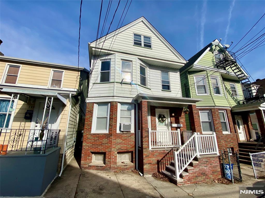 151 Hoyt St 2, Kearny, New Jersey - 3 Bedrooms  
1 Bathrooms  
5 Rooms - 