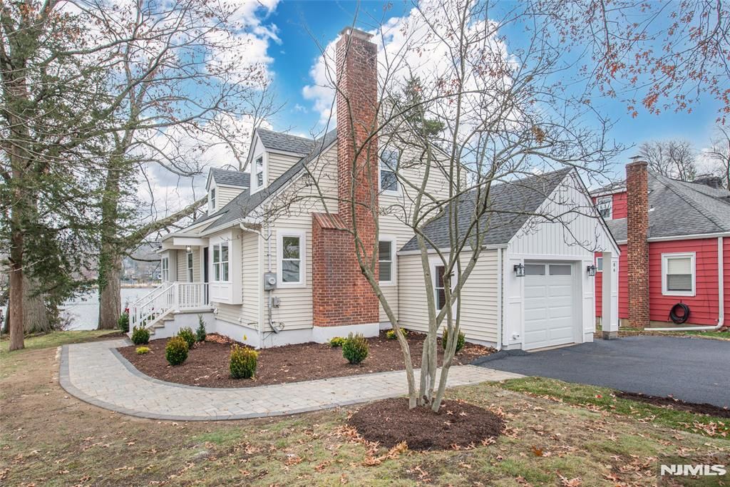 Photo of 86 Lake W Drive, Wayne, NJ 07470 (MLS # 25042406)