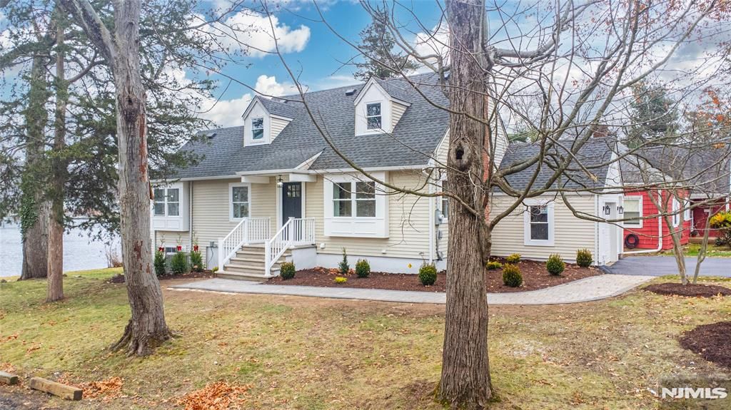 Photo of 86 Lake W Drive, Wayne, NJ 07470 (MLS # 25042406)