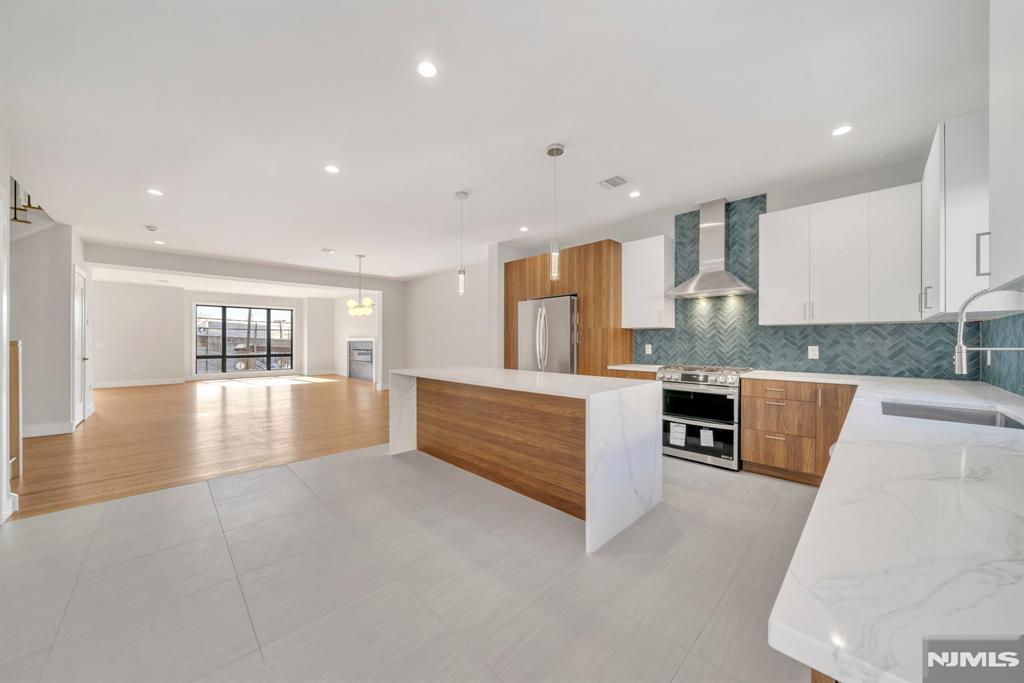 107 Sunset Place B, Palisades Park, New Jersey - 3 Bedrooms  
3.5 Bathrooms - 
