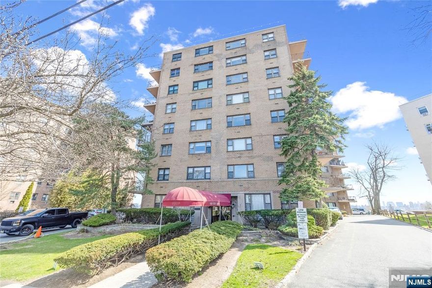 BRIGHT 1 BEDROOM APARTMENT WITH BEAUTIFUL HUDSON RIVER VIEWS. THE LARGE LIVING ROOM FEATURES HARDWOOD FLOORS AND OPENS TO A PRIVATE TERRACE. PERFECT FOR RELAXING AND ENJYOING THE SCENERY. NY BUSES AND LOVELY LARGE PARK IN FRONT OF THE BUILDING. RENT INCLUDES ALL UTILITY (HEAT,WATER,HOT WATER,ELECTRICIY AND PARKING) MOST CONVENIENT AREA !! NOTHING TO COMPLAIN!!!