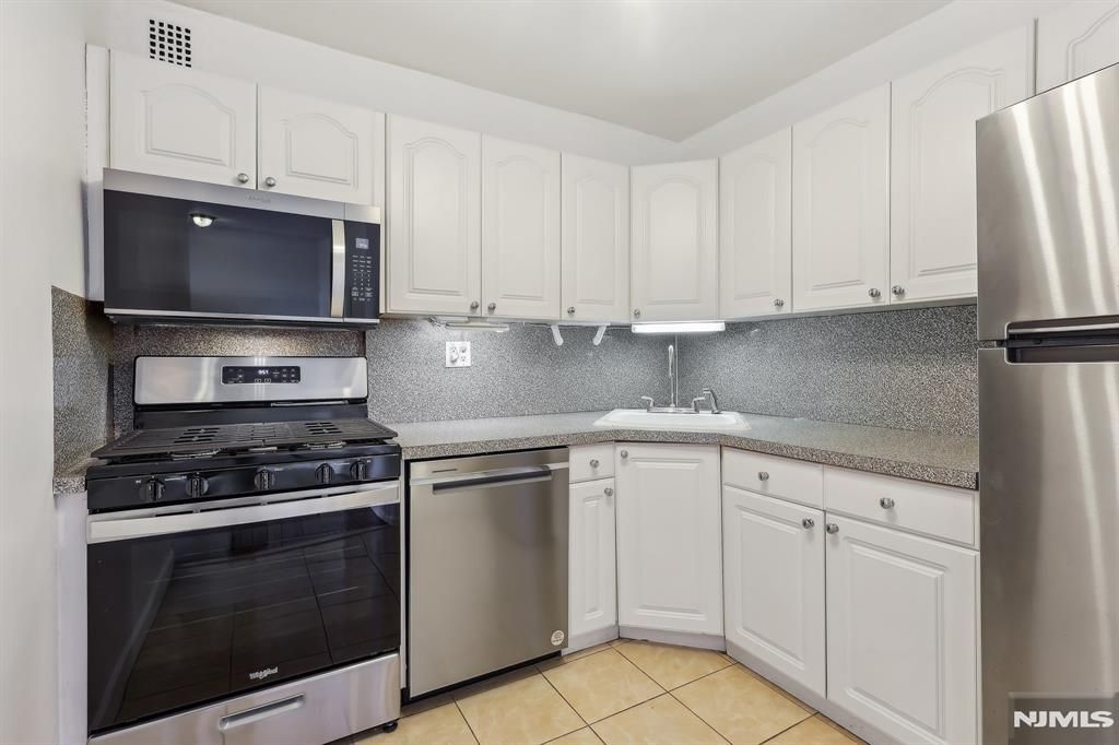 Photo of 2100 Linwood Avenue #2G, Fort Lee, NJ 07024 (MLS # 25025458)