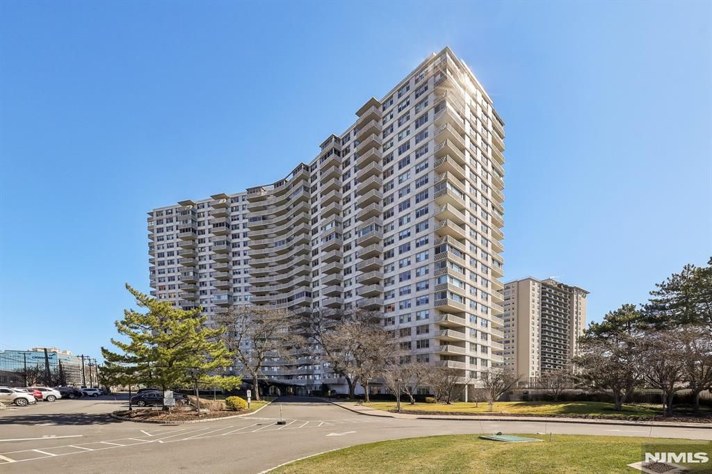 Photo of 2100 Linwood Avenue #2G, Fort Lee, NJ 07024 (MLS # 25025458)