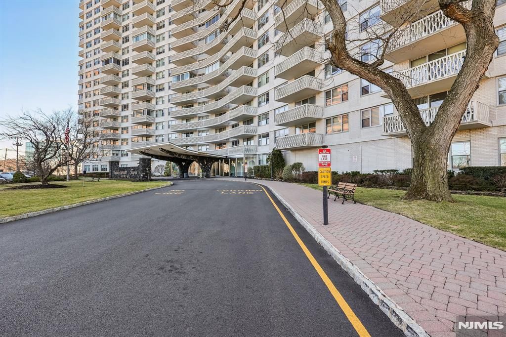 Photo of 2100 Linwood Avenue #2G, Fort Lee, NJ 07024 (MLS # 25025458)