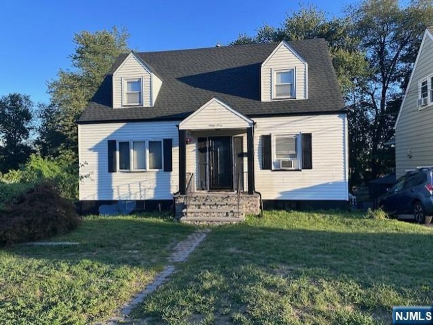 GREAT LOCATION IN A VERY DESIRABLE AREA IN TOWN. NICE SIZE 2ND FL APARTMENT WITH HARDWOOD FLOORS, WALKING CLOSET, BEAUTIFUL ELECTRIC FIREPLACE IN LIVING ROOM. INCLUDING HOT AND COLD WATER. NO PARKING NO LAUNDRY...PET CONDITIONAL. CREDIT CHECK, PROOF OF INCOME, PROOF OF ID, INTERVIEW REQUIRED. VERY CONVENIENT FOR NYC COMMUTER AND MINUTES AWAY FROM PLAUDERVILLE TRAIN STATION, PUBLIC TRANSPORTATION, PARKS, AND SHOPPING AREA.