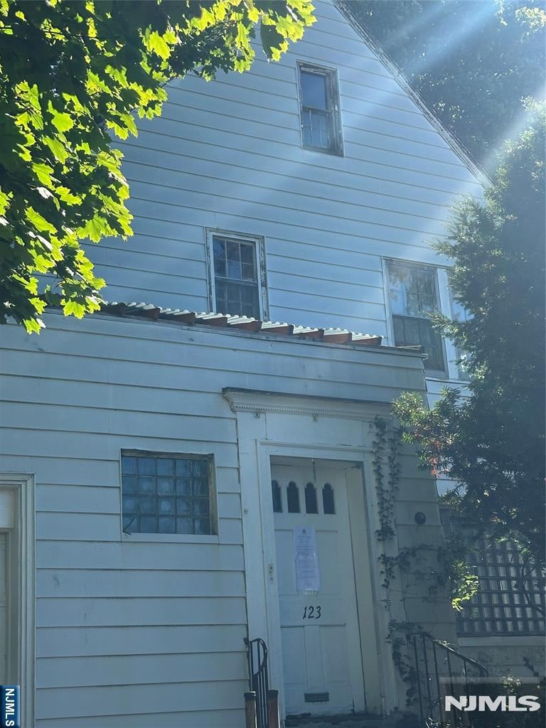 123 N Vivyen Street