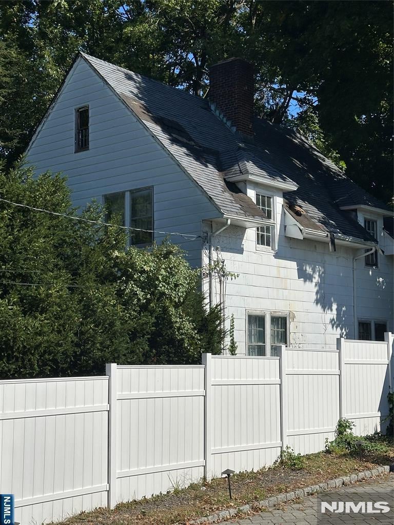 123 N Vivyen Street
