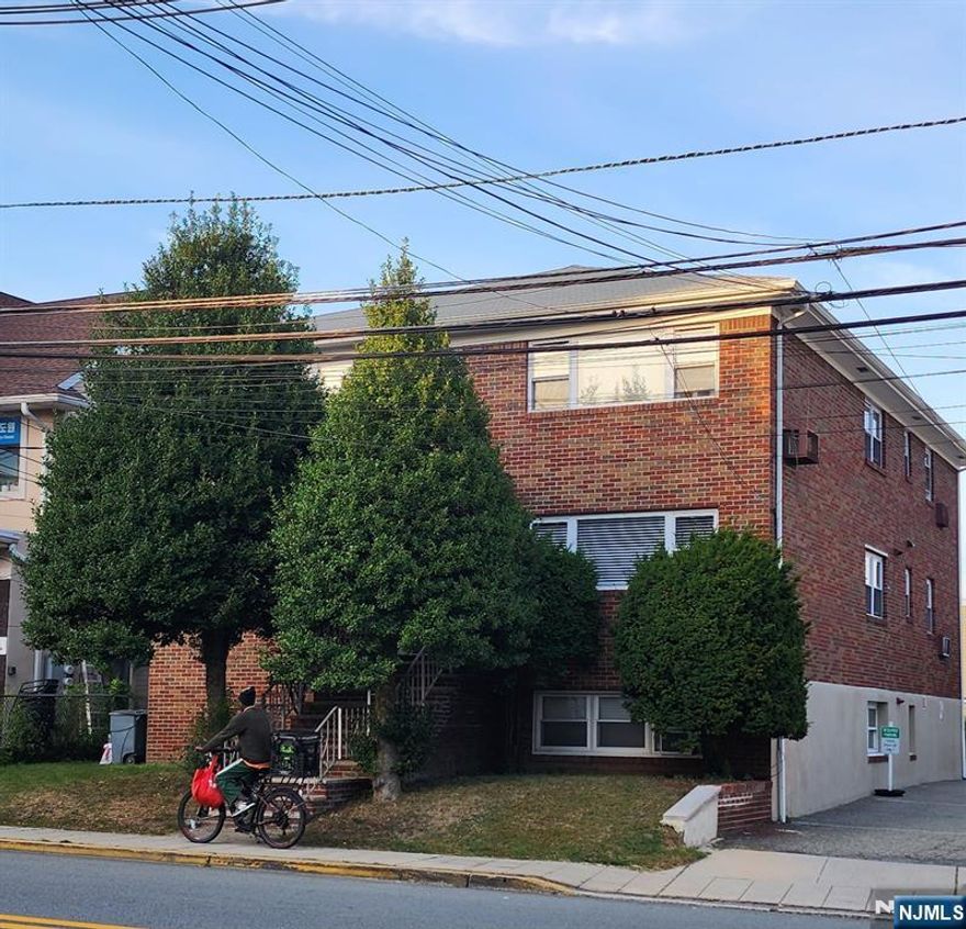Fully renovated 1 Bed unit is located on the Main St. Location near bus stop,shopping and everything for the convenient living. Brand new appliances includes wash machine are installed and the interior has new hardwood floor, and new wall to wall painting.