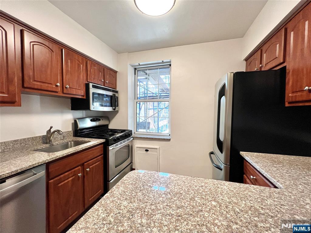 8300 Boulevard East 4G