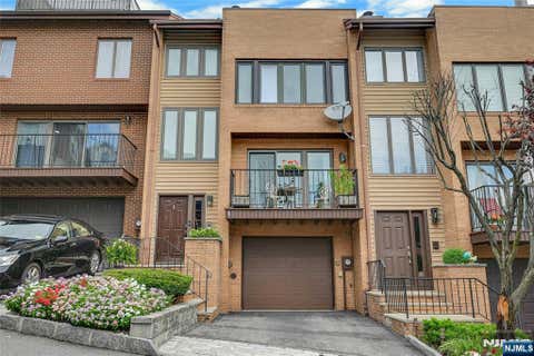 Photo of 5 Yorkview Drive, Edgewater, NJ 07020 (MLS # 26031899)