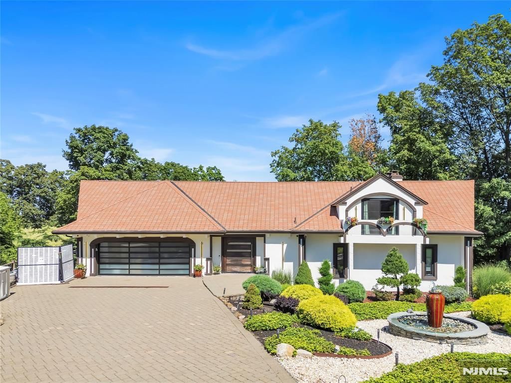 Photo of 18 Fairview Drive, North Caldwell, NJ 07006 (MLS # 25039732)