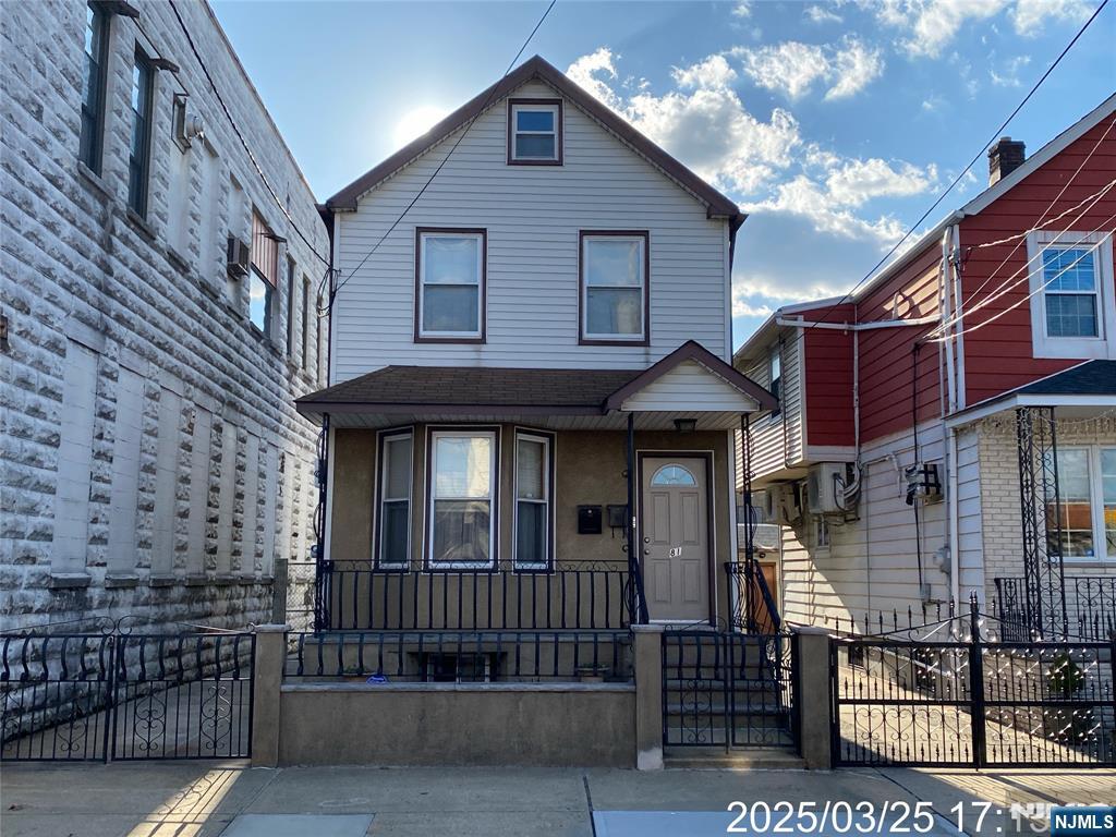 81 E Waydell Street, Newark, New Jersey - 2 Bedrooms  
2 Bathrooms  
5 Rooms - 