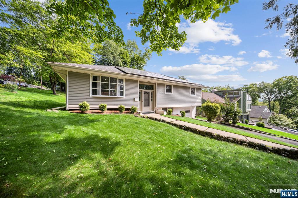 Property for Sale at 425 Paulding Avenue, Northvale, New Jersey - Bedrooms: 3 
Bathrooms: 2 
Rooms: 6  - $685,000