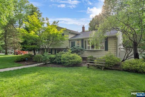 Photo of 31 Monhegan Avenue, Wayne, NJ 07470 (MLS # 26019895)