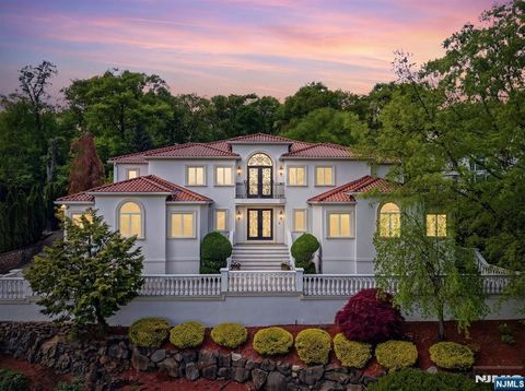 Photo of 27 Mountainwood Court, Totowa, NJ 07512 (MLS # 26016003)