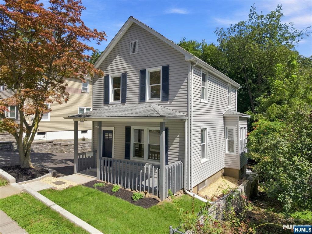 33 Mohawk Avenue
