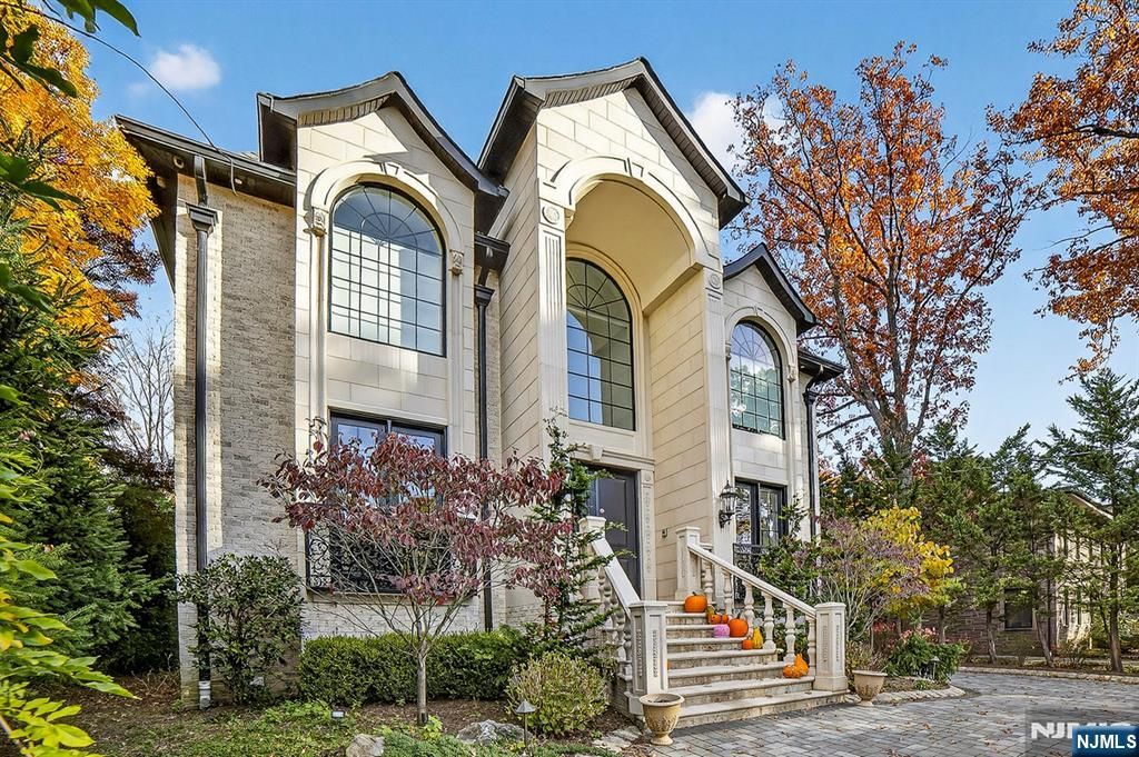 Photo of 1096 Briar Way, Fort Lee, NJ 07024 (MLS # 25039924)