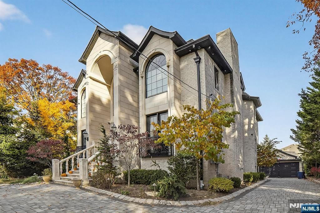 Photo of 1096 Briar Way, Fort Lee, NJ 07024 (MLS # 25039924)