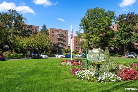 Photo of 2335 Hudson Ter #A6, Fort Lee, NJ 07024 (MLS # 25036094)