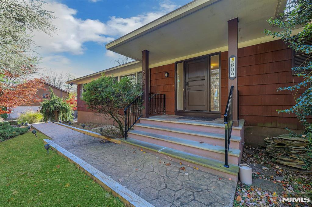 609 Echo Glen Avenue