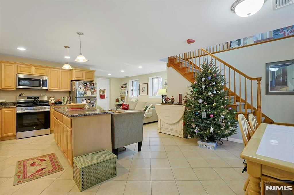 Photo of 301 W CRESCENT Avenue, Allendale, NJ 07401 (MLS # 25042174)