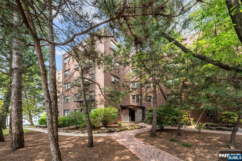 Photo of 3071 Edwin Avenue #3E, Fort Lee, NJ 07024 (MLS # 25043996)