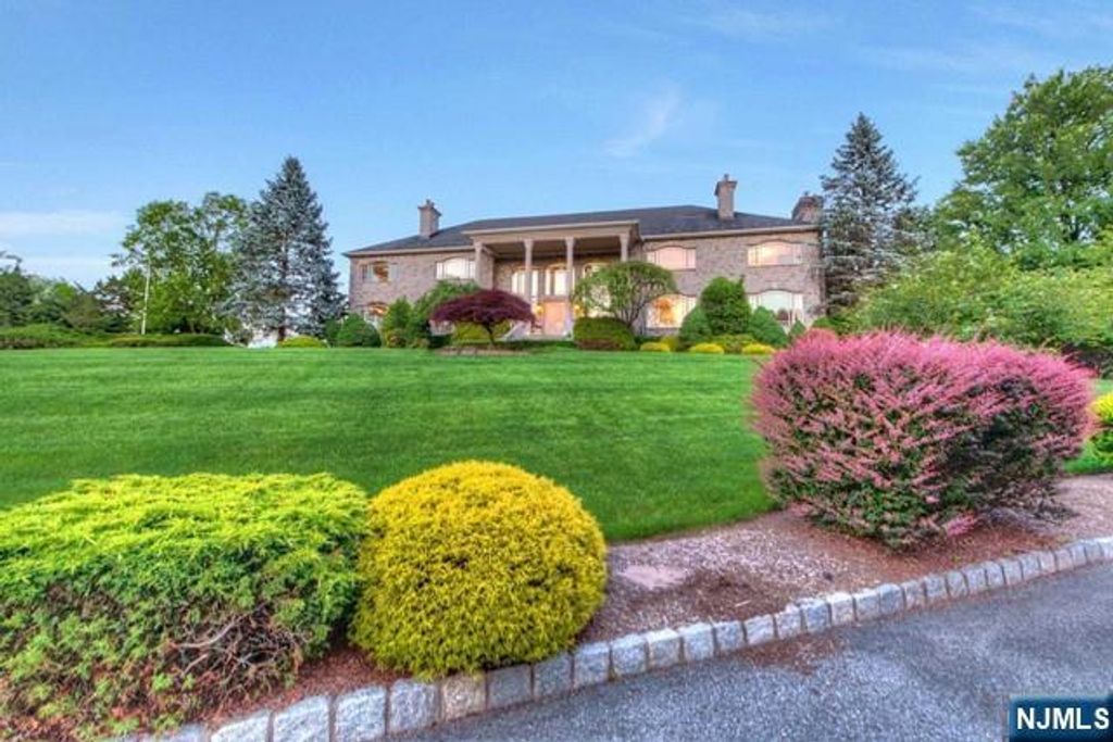 Photo of 16 Shinnecock Trail, Franklin Lakes, NJ 07417 (MLS # 25010329)