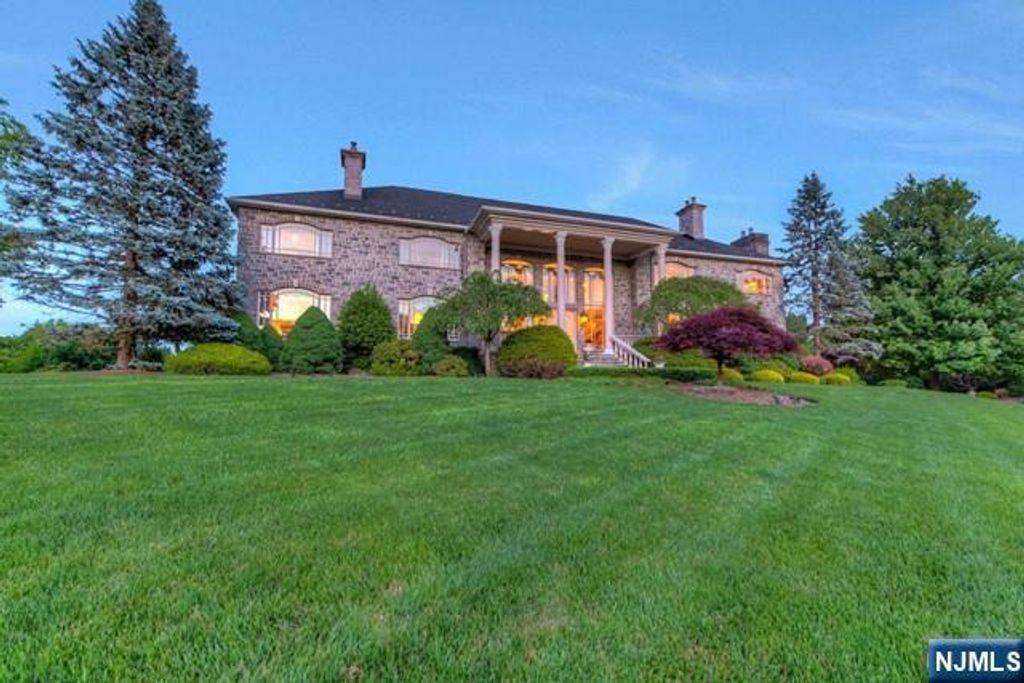 Photo of 16 Shinnecock Trail, Franklin Lakes, NJ 07417 (MLS # 25010329)