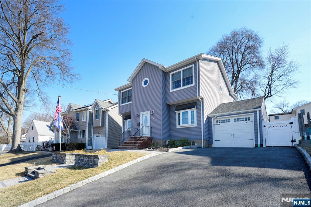 103 Overlook Drive, Dumont, New Jersey - 3 Bedrooms  
2 Bathrooms  
7 Rooms - 