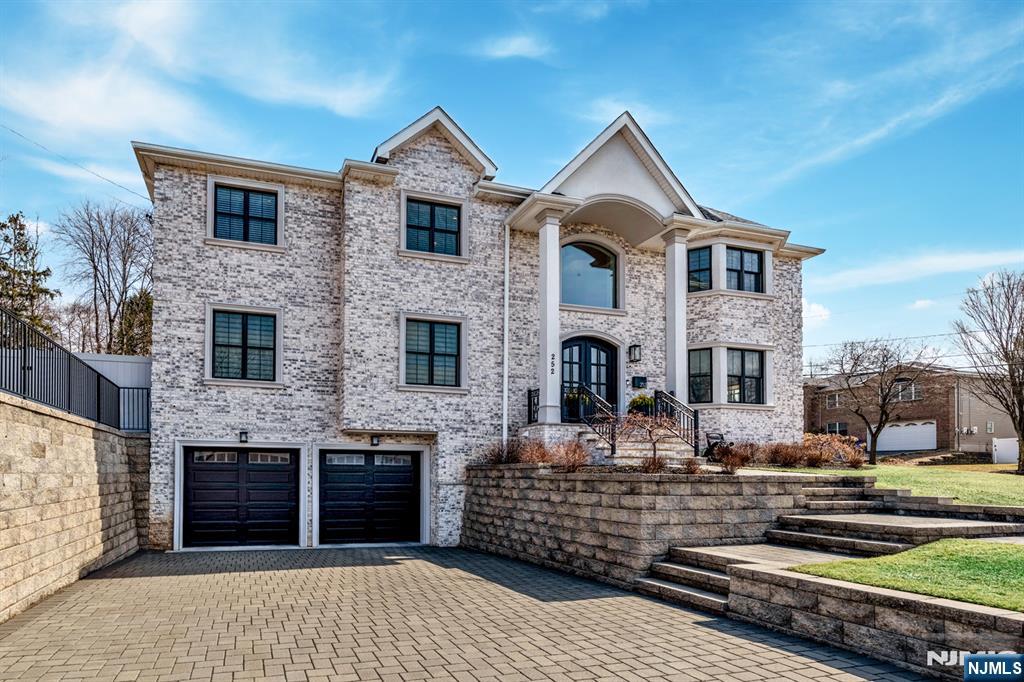 Property for Sale at 252 Gorden Road, Paramus, New Jersey - Bedrooms: 6 
Bathrooms: 6 
Rooms: 23  - $2,150,000