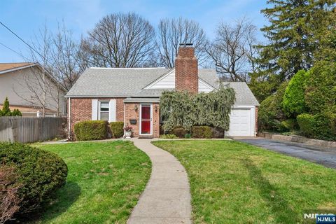 Photo of 453 Fort Lee Road, Leonia, NJ 07605 (MLS # 26011320)